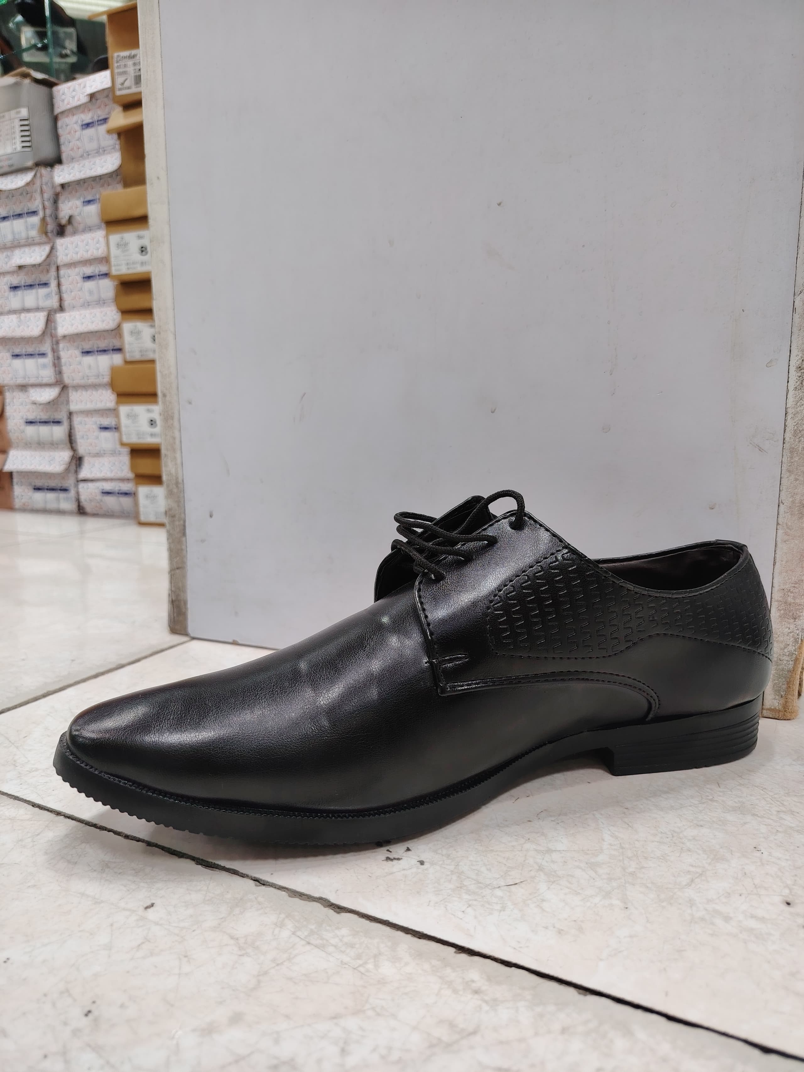 Elegant court shoes for hospitality teams