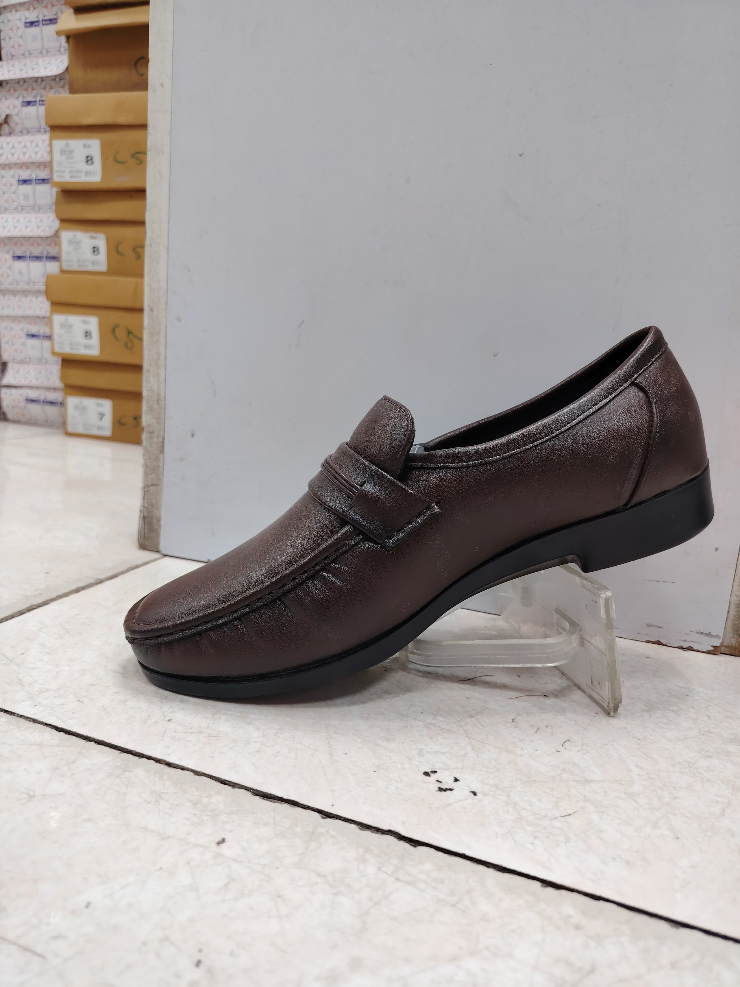 Elegant court shoes for hospitality teams