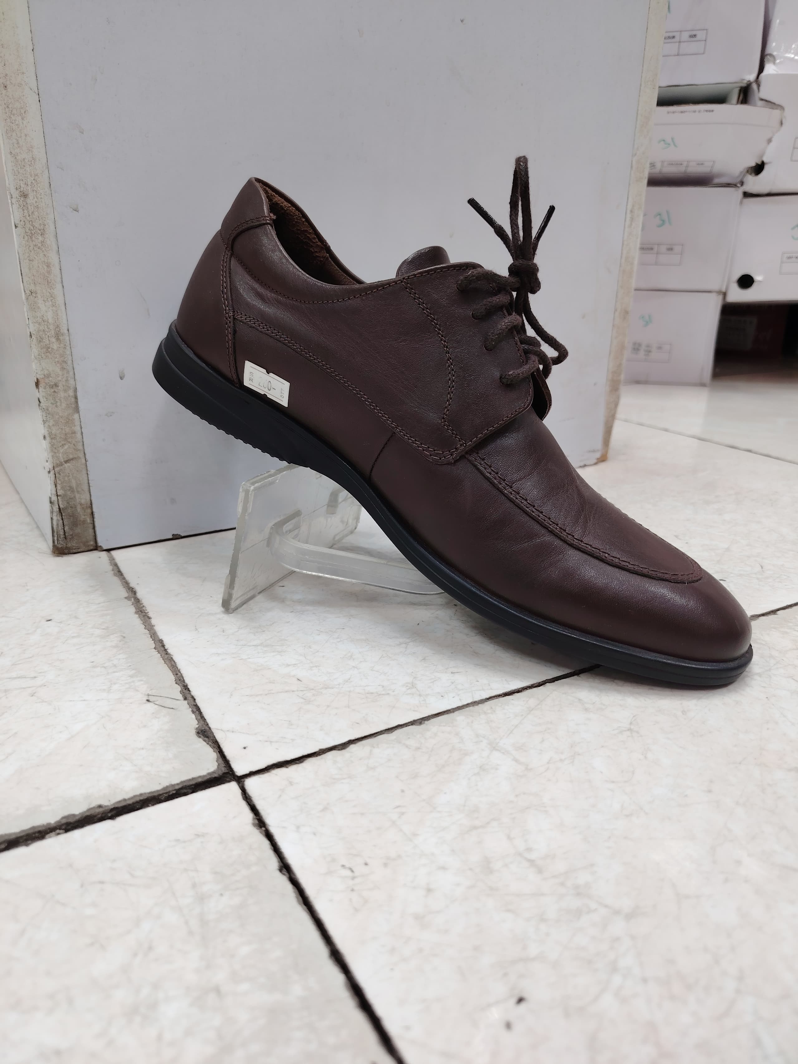 Elegant court shoes for hospitality teams