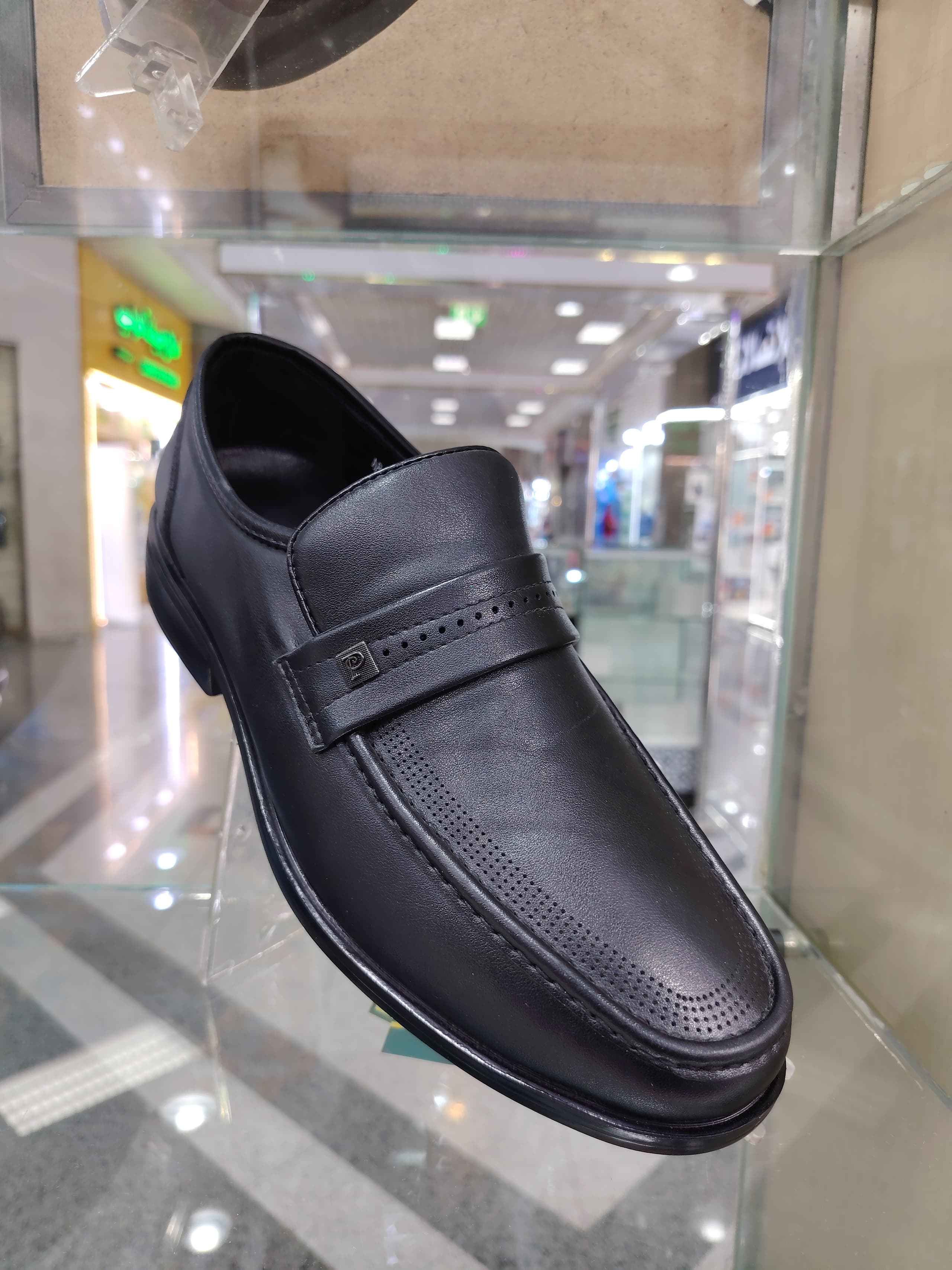 Elegant court shoes for hospitality teams